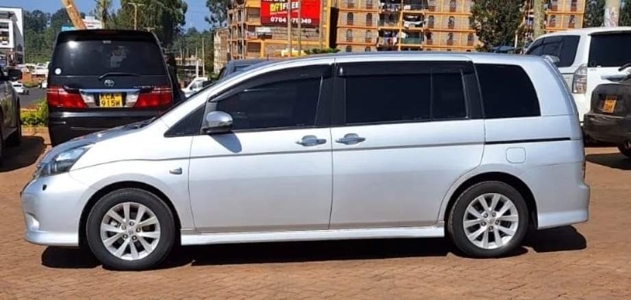 Toyota Isis 1